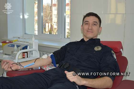 У Кропивницькому патрульні долучилися до здачі донорської крові